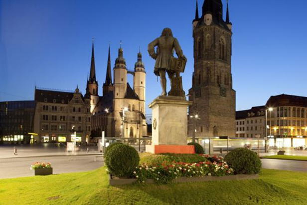 Das Händel-Denkmal steht vor der Marktkirche in Halle (Saale).