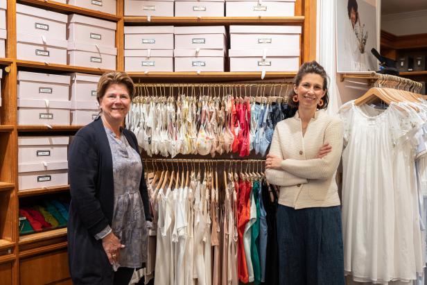 Zwei Frauen stehen in einem Bekleidungsgeschäft vor einer Auswahl an Dessous und Nachtwäsche.