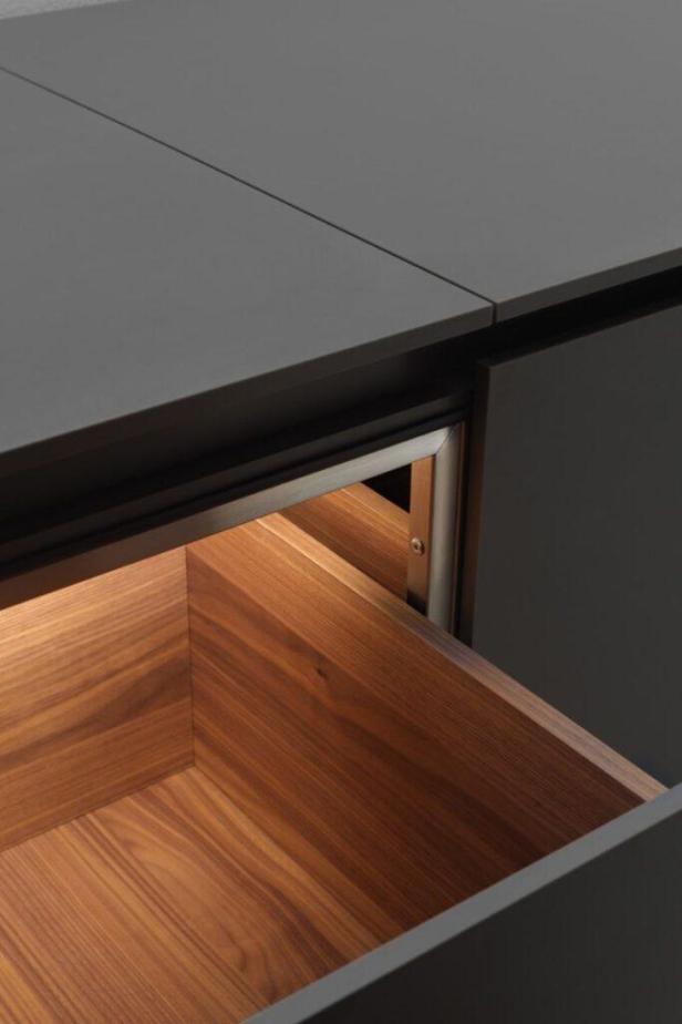 Ein offener Schubkasten aus Holz in einem modernen Möbelstück.