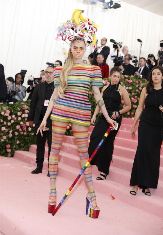 Met Gala: Cara Delevingne versteckt ihre Hautkrankheit nicht