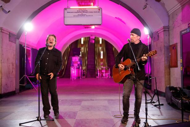 Ukraine: Bono trat bei Überraschungskonzert in Kiewer U-Bahnhof auf