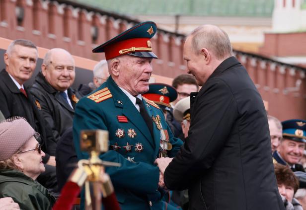 Putin auf dem Roten Platz: "Westen bereitet Angriff auf Russland vor"