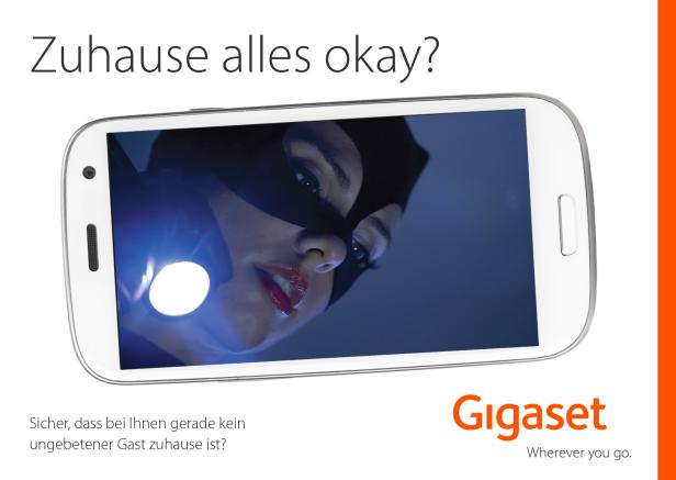 Eine Frau mit Maske leuchtet mit einer Taschenlampe in einem Gigaset-Smartphone.