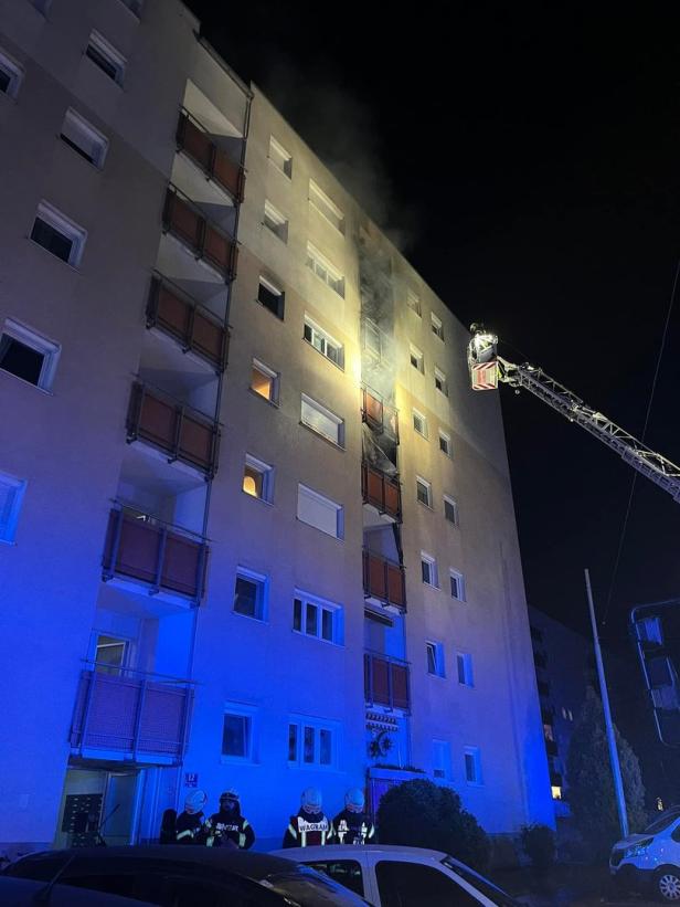 Vollbrand in St. Pöltner Hochhauswohnung: Feuerwehr verhinderte Inferno