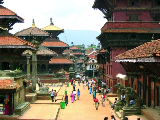 Blick auf den belebten Bhaktapur Durbar Square in Nepal mit traditioneller Architektur.
