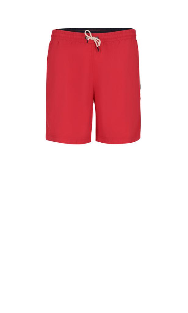 Eine rote Badehose mit Kordelzug vor einem weißen Hintergrund.