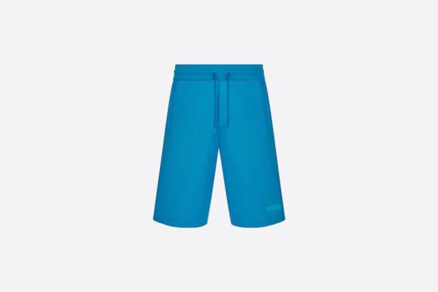 Eine blaue, kurze Hose mit Kordelzug vor einem weißen Hintergrund.