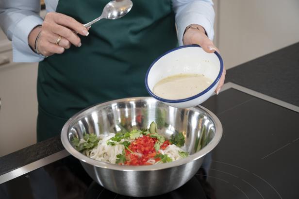 Gartenfrisch aus dem Kochsalon: Asiatischer Gurkensalat mit Reisnudeln