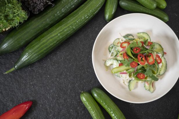 Gartenfrisch aus dem Kochsalon: Asiatischer Gurkensalat mit Reisnudeln