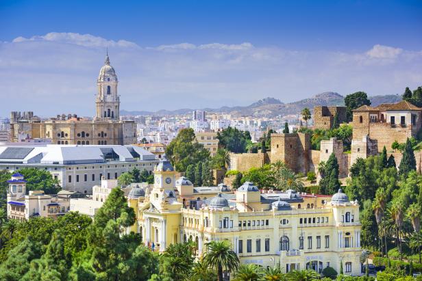 Blick auf Málaga mit der Kathedrale und der Alcazaba im Vordergrund.