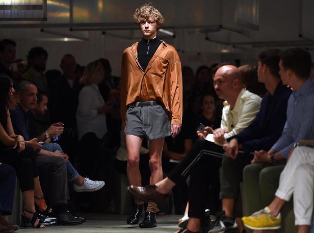 Ein Model läuft auf dem Laufsteg während einer Modenschau.