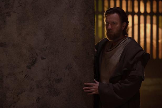 Obi-Wan Kenobi versteckt sich hinter einer Wand.