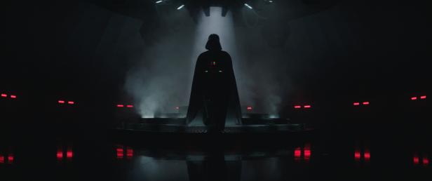 Darth Vader steht in einer dunklen, nebligen Umgebung.