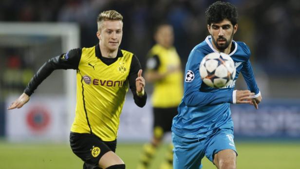 Zwei Fußballspieler während eines Spiels, einer im gelben, der andere im blauen Trikot.