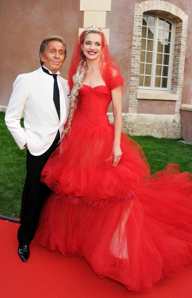 Valentino Garavani und Natalia Vodianova bei einer Veranstaltung in einem roten Kleid.