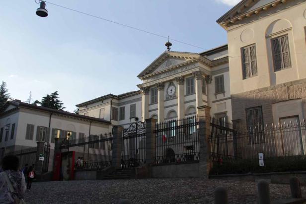 Die Fassade der Accademia Carrara in Bergamo, Italien.