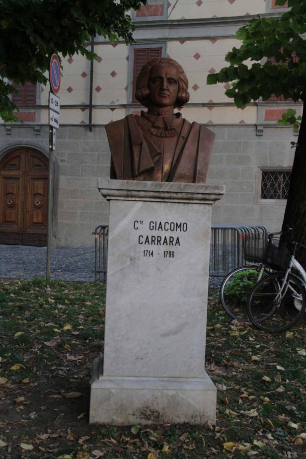 Eine Bronzebüste von Conte Giacomo Carrara (1714-1796) auf einem Steinsockel.