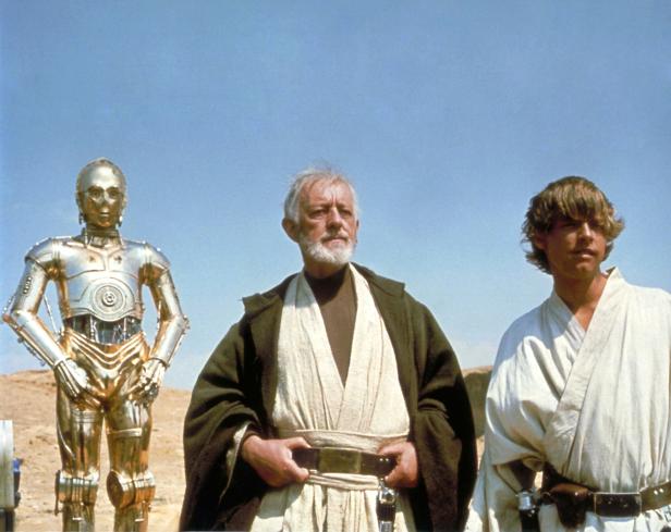 C-3PO, Obi-Wan Kenobi und Luke Skywalker in einer Szene aus „Star Wars: Eine neue Hoffnung“.