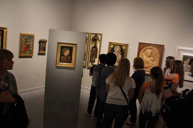 Besucher betrachten Gemälde in einem Kunstmuseum.