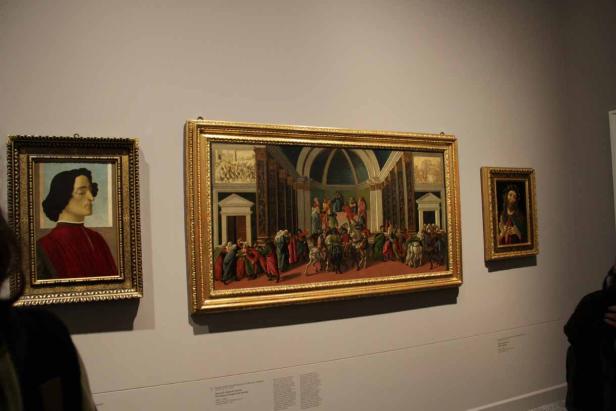 Drei gerahmte Gemälde hängen an einer Wand in einer Kunstgalerie.