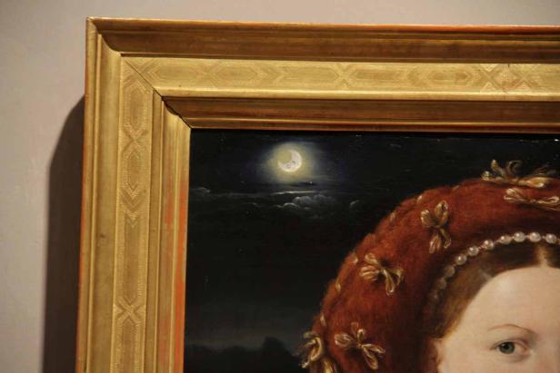 Detail eines Porträtgemäldes einer Frau mit roter Haube vor einem Nachthimmel mit Mond.