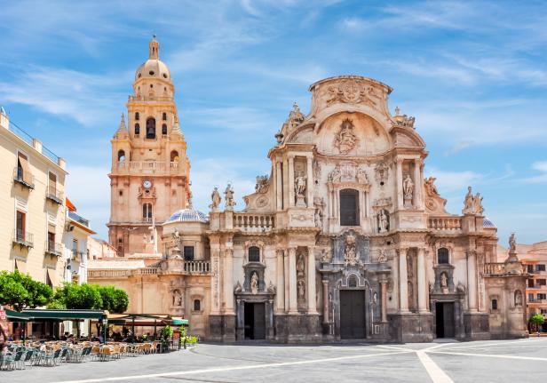 Die Kathedrale von Murcia, Spanien, mit ihrem Glockenturm und der verzierten Fassade.