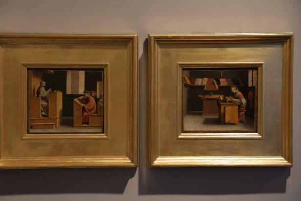 Zwei gerahmte Gemälde hängen an einer Wand.