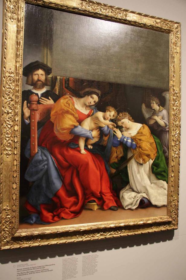 Das Gemälde „Mystische Hochzeit der Heiligen Katharina von Alexandrien“ von Lorenzo Lotto zeigt Maria mit Kind, die Heilige Katharina und einen Stifter.