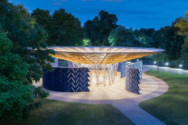 Der Serpentine Pavilion, ein temporärer Bau im Hyde Park in London, bei Dämmerung.