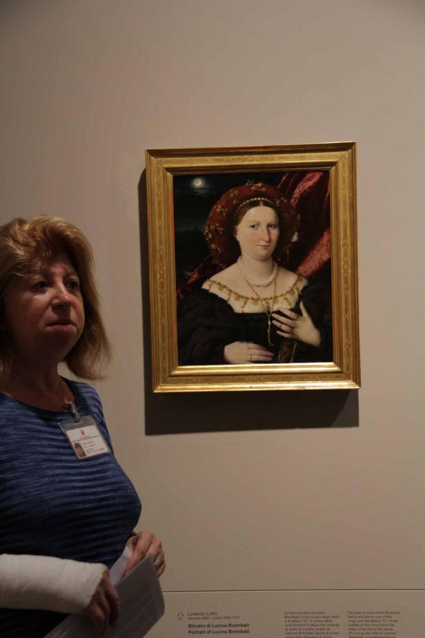 Eine Frau betrachtet das Porträt von Lucina Brembati von Lorenzo Lotto.