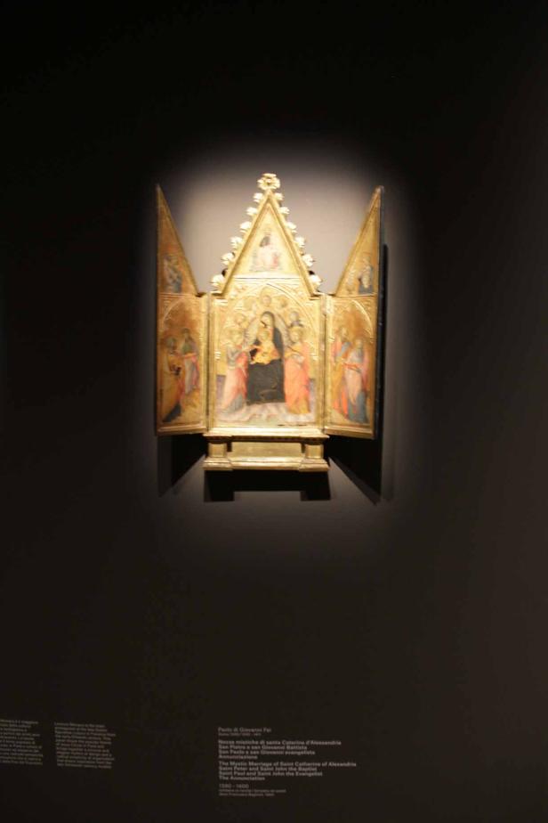 Ein Triptychon zeigt die mystische Hochzeit der Heiligen Katharina von Alexandria.