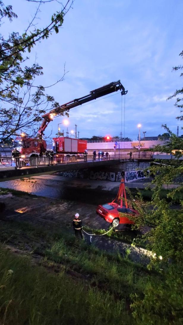 Pkw durchbricht Hütteldorfer Brücke und stürzt in den Wienfluss