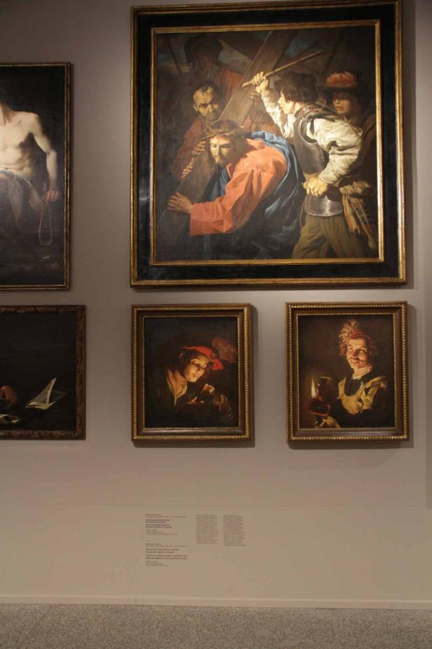 Gemälde an einer Wand, darunter eine Darstellung von Jesus, der das Kreuz trägt.