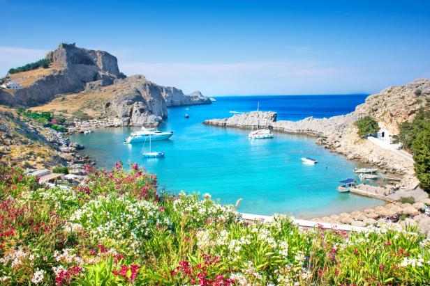 Blick auf die malerische Bucht von Lindos mit der Akropolis im Hintergrund.