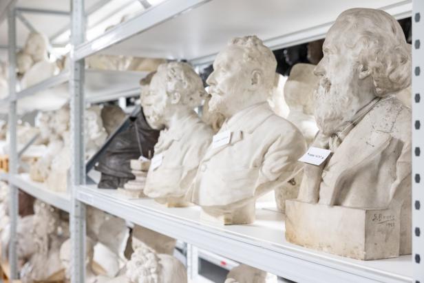 Zu Besuch im Depot des Wien Museums: Eine Lade für Brahms' Unterhose