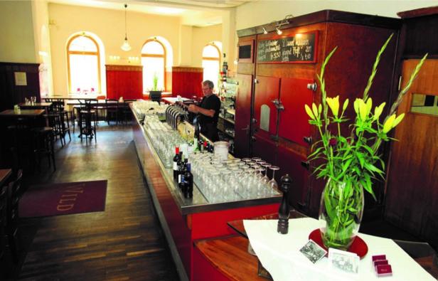 Ein Mann zapft Bier an einer Bar in einem Restaurant.