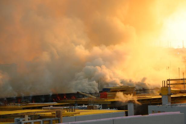 Kran drohte bei Brand auf Baustelle im Bezirk Tulln umzustürzen