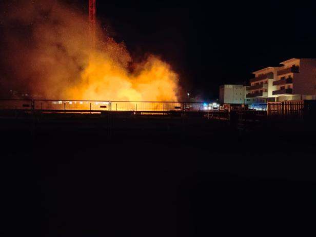 Kran drohte bei Brand auf Baustelle im Bezirk Tulln umzustürzen