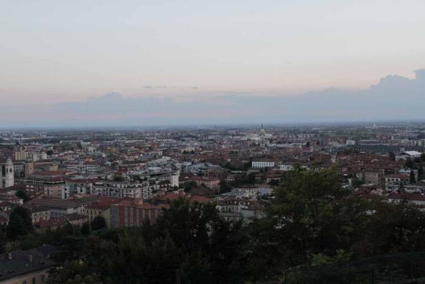 Ein weiter Blick über eine Stadt mit vielen Gebäuden und einem Kirchturm.