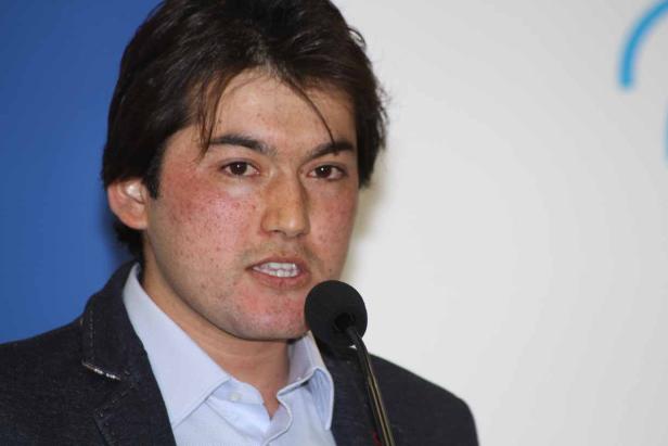 Ein Mann spricht in ein Mikrofon.