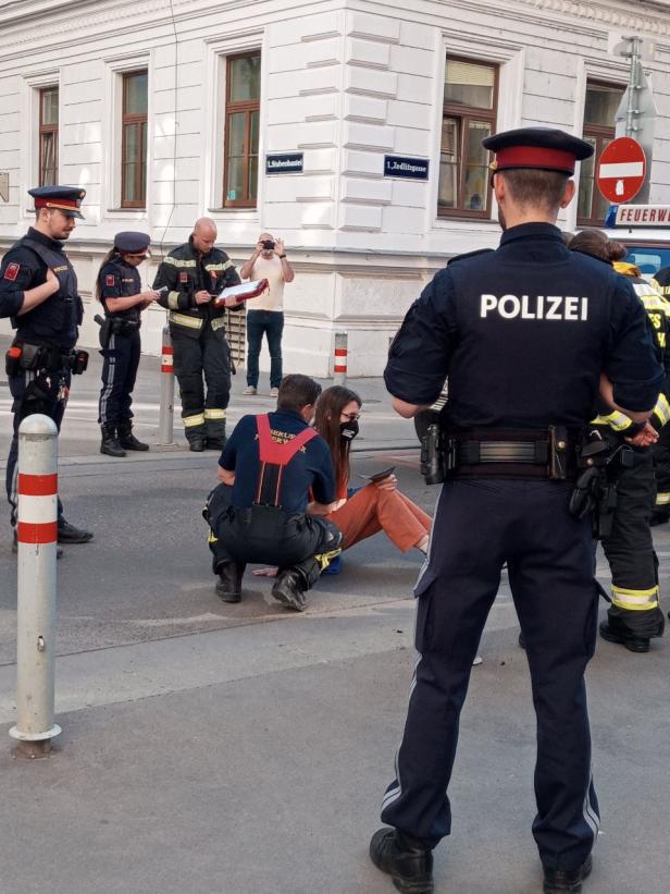 Klimaaktivistin klebte sich mehrfach an Fahrbahn in Wien fest: Festnahme