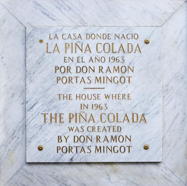 Eine Gedenktafel erinnert an die Erfindung der Piña Colada im Jahr 1963 durch Don Ramon Portas Mingot.