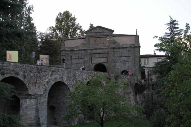 Die Porta San Giacomo, ein Stadttor in Bergamo, Italien, steht auf einer Steinbrücke.