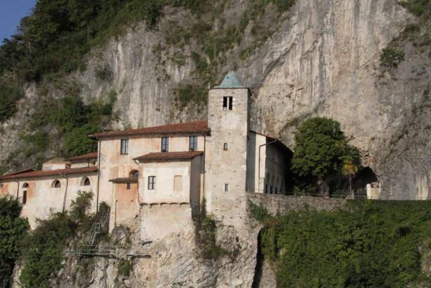 Die Kirche Santa Maria della Pietà thront an einem steilen Felsen über dem Lago d'Iseo.