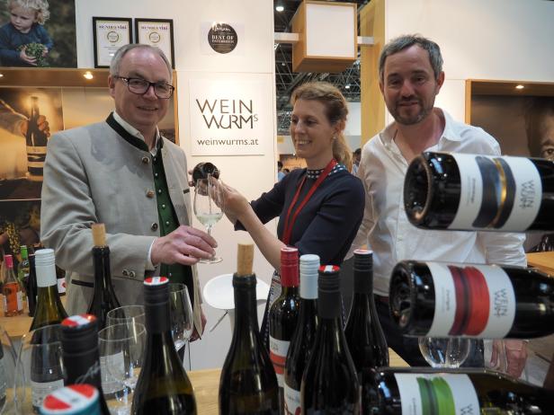 Ein Weinland in der Welt-Auslage mit edlen Tropfen aus Niederösterreich