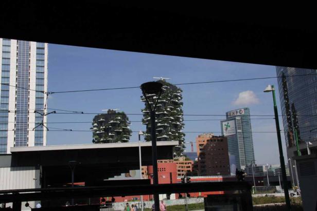 Die begrünten Hochhäuser Bosco Verticale in Mailand sind zu sehen.