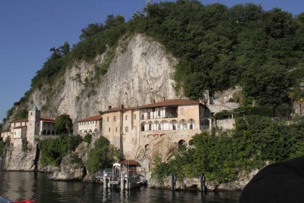 Das Kloster Santa Caterina del Sasso thront auf einem Felsen über dem Lago Maggiore.