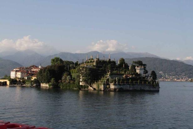 Die Isola Bella im Lago Maggiore mit ihrem berühmten Barockgarten.