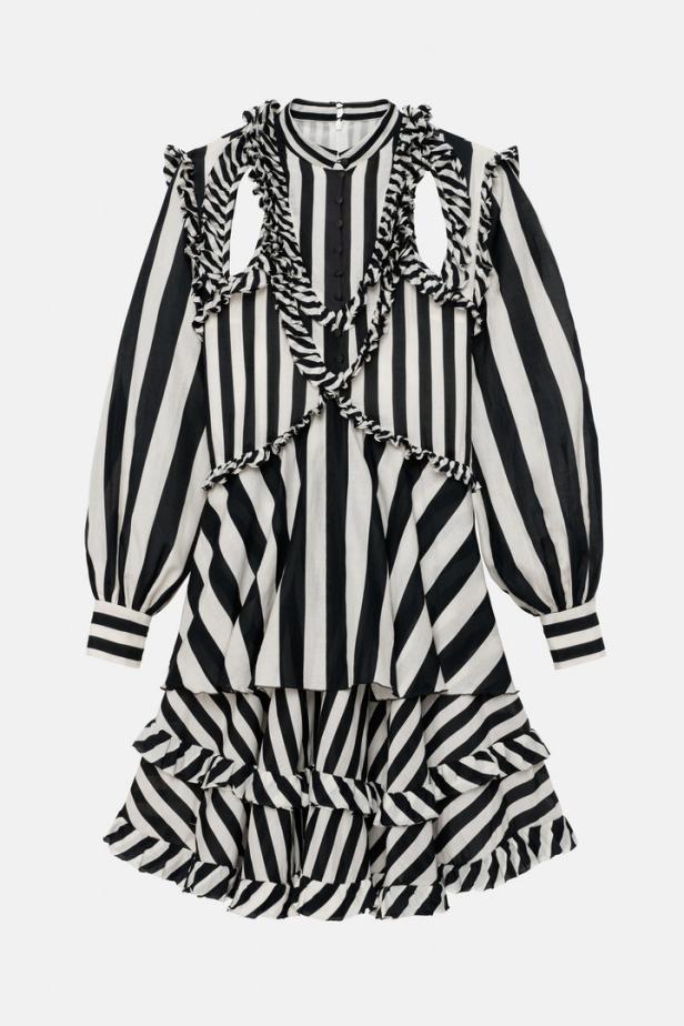 Ein schwarz-weiß gestreiftes Kleid mit Rüschen und langen Ärmeln.