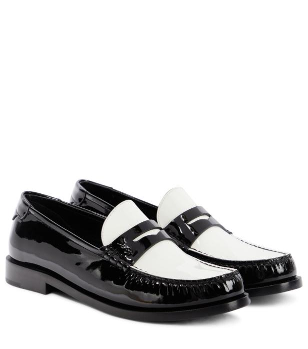 Zwei schwarz-weiße Lackleder-Loafer von Saint Laurent stehen nebeneinander.
